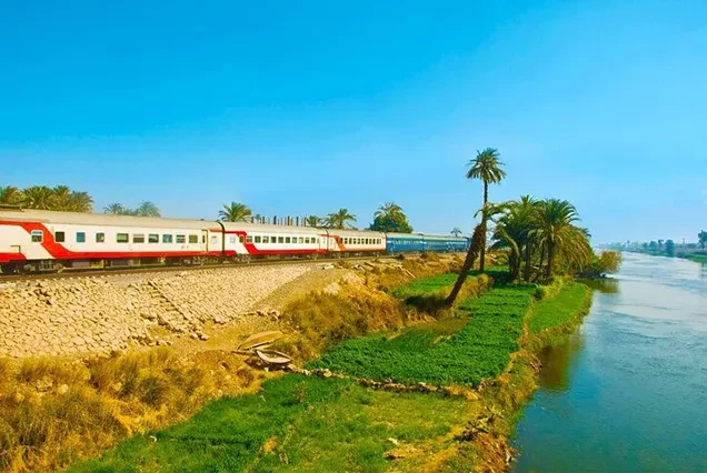 Piramidi e Nilo in treno: grande viaggio ferroviario e fluviale