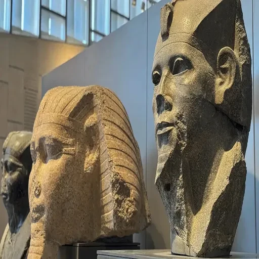 Escursione privata in aereo da Luxor al Grande Museo Egizio e alle Piramidi di Giza